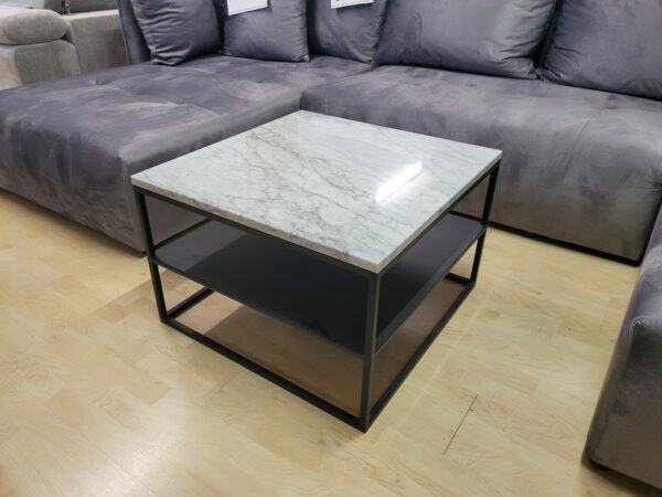 Couchtisch mit Marmorplatte, Gestell Metall schwarz matt lackiert.