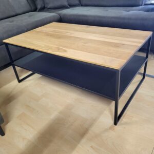 Couchtisch Eiche massiv, Gestell Metall schwarz matt lackiert.