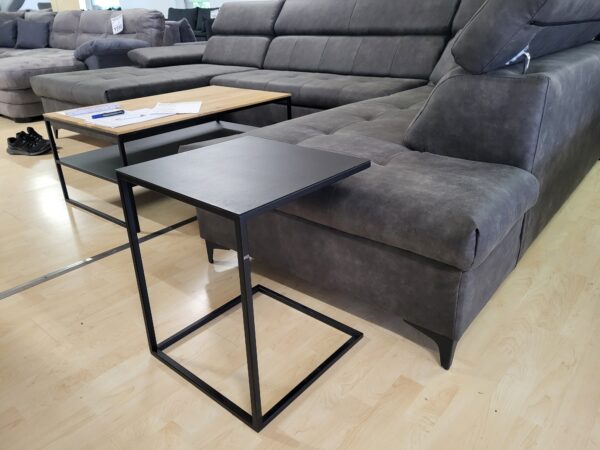 Beistelltisch Metall schwarz matt lackiert.