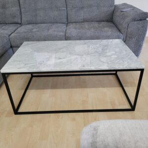 Couchtisch Marmor, Gestell Metall schwarz matt lackiert.