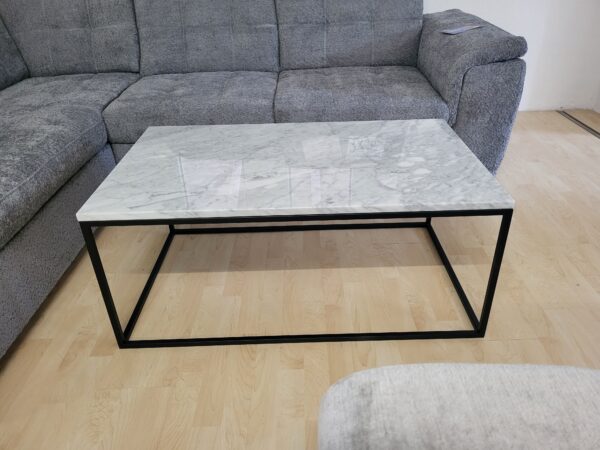 Couchtisch Marmor, Gestell Metall schwarz matt lackiert.