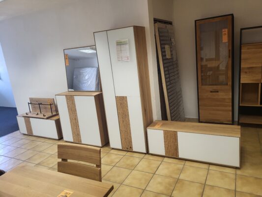 Garderobe in Eiche massiv / mattglas weiß