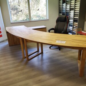 Halbrunde Schreibtisch-Kombination Kernbuche massiv.