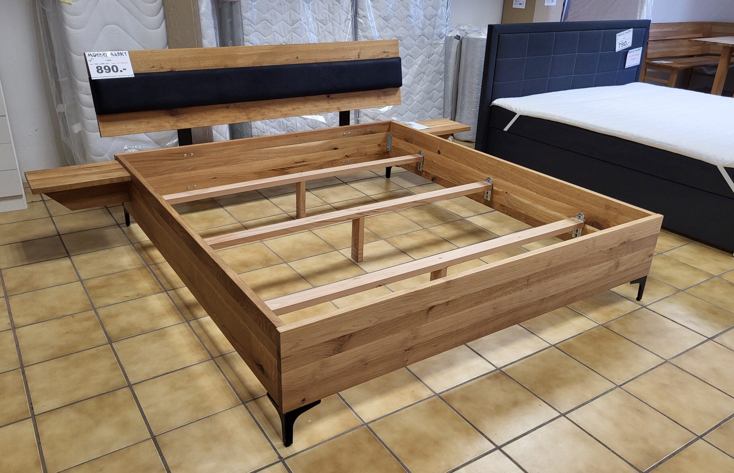 Massives Doppelbett, Eiche geölt inkl. 2 x Nachtkommode