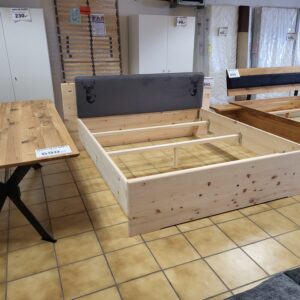 Zirbenbett massiv mit Hirschmotiv, 180 x 200 cm – Bild 5