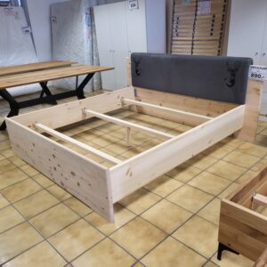 Zirbenbett massiv mit Hirschmotiv, 180 x 200 cm – Bild 4