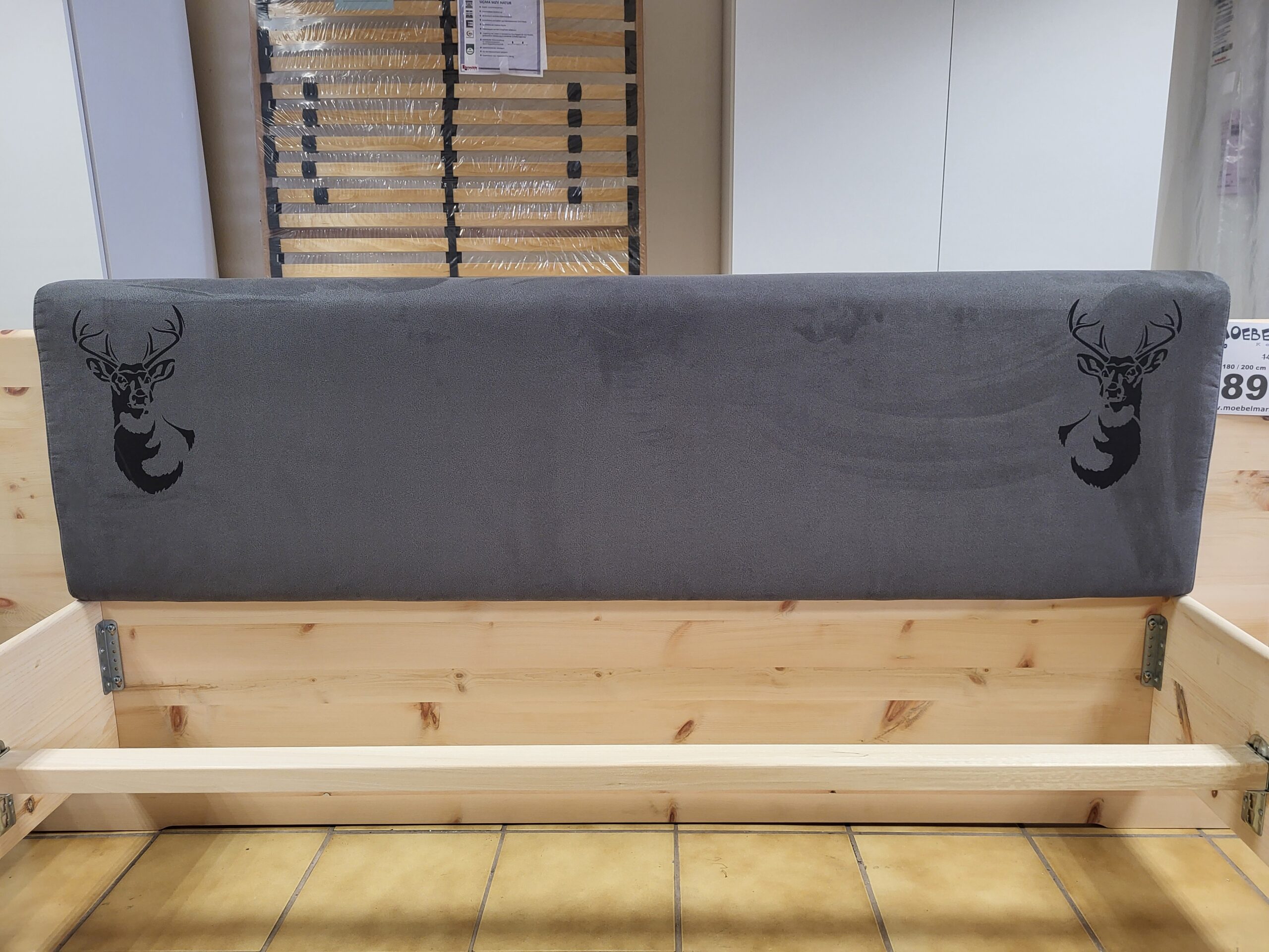 Zirbenbett massiv mit Hirschmotiv, 180 x 200 cm – Bild 3